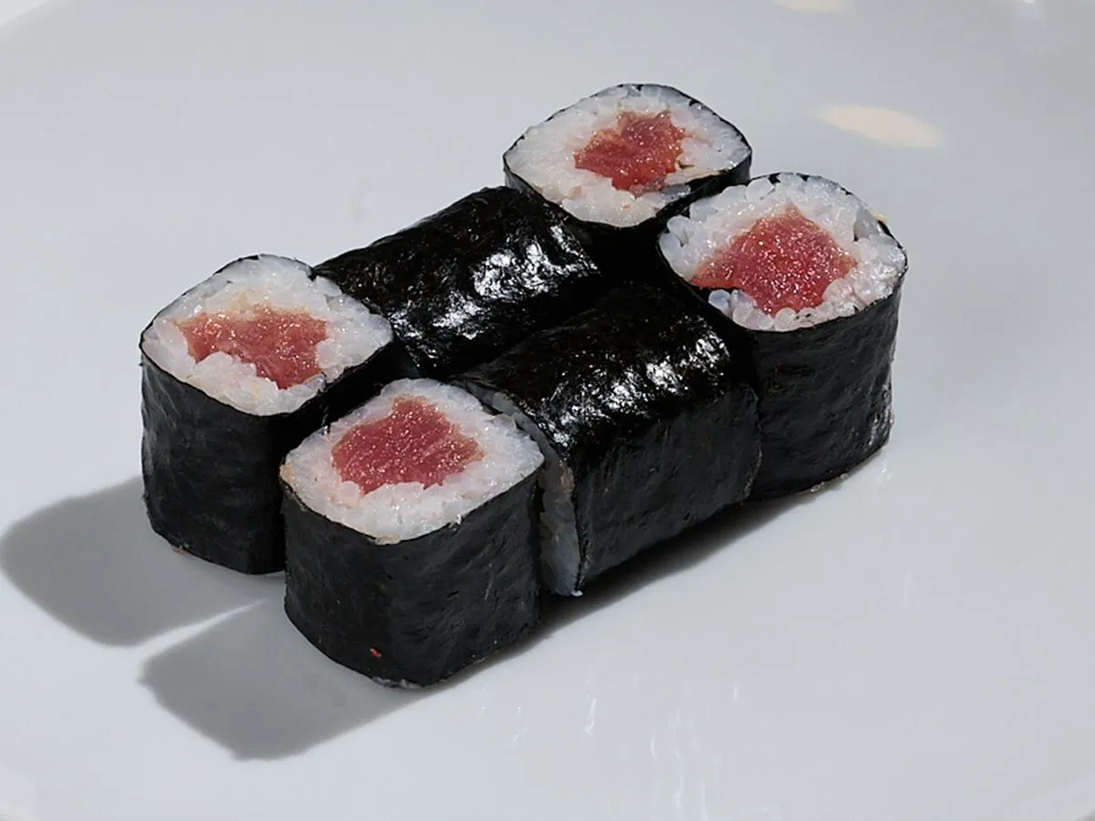 Маки ролл с тунцом