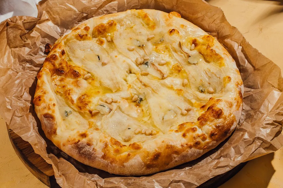 Хачапури с грушей и горгонзолой